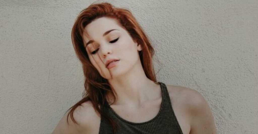 Artis Disney Jennifer Stone Turun Tangan Rawat Pasien Covid-19