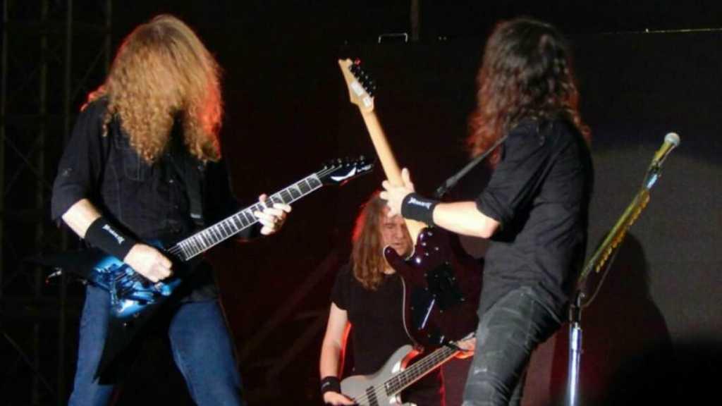 Gitar Bertanda Tangan Personel Band Heavy Metal Megadeth Dilelang