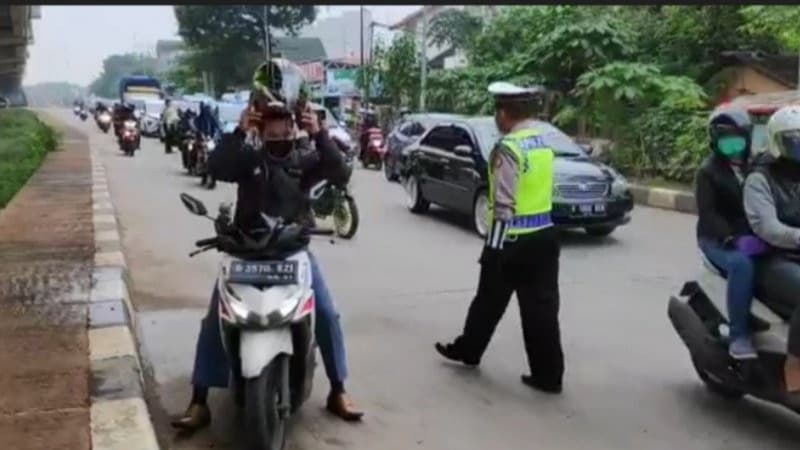 Pelanggar PSBB Dilarang Melintas di Jalan Raya Inspeksi Kalimalang Jaktim