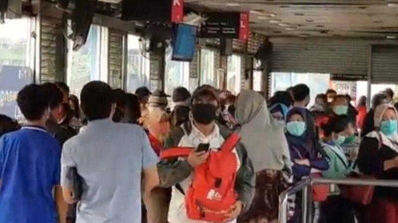 Dampak PSBB Jakarta, Kerumunan Penumpang Berkurang di Halte UKI Cawang