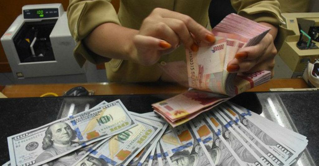 Duh! Rupiah Melemah Rp15.726 per Dolar Akibat Sentimen Negatif Global