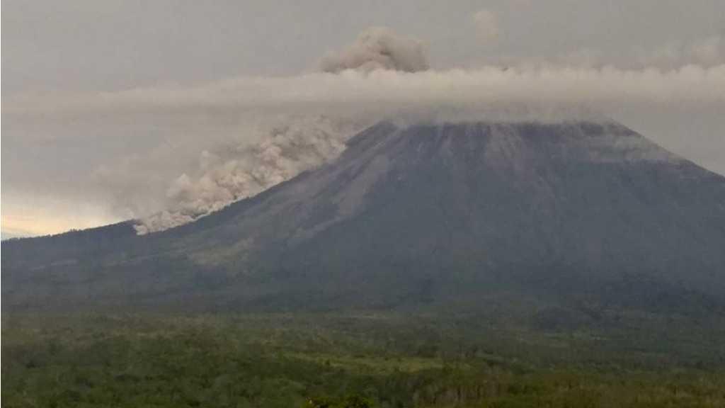Gunung Semeru Luncurkan Awan Panas 2.000 Meter, Warga Diminta Waspada