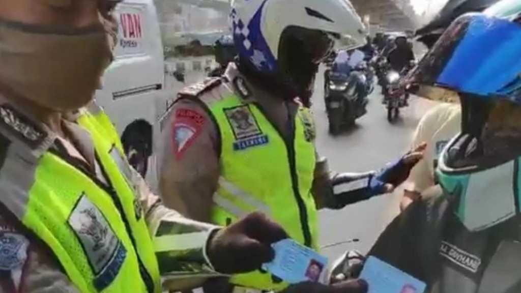 Polisi Tanggung Ongkos Perjalanan Pemotor Berboncengan Beda Alamat