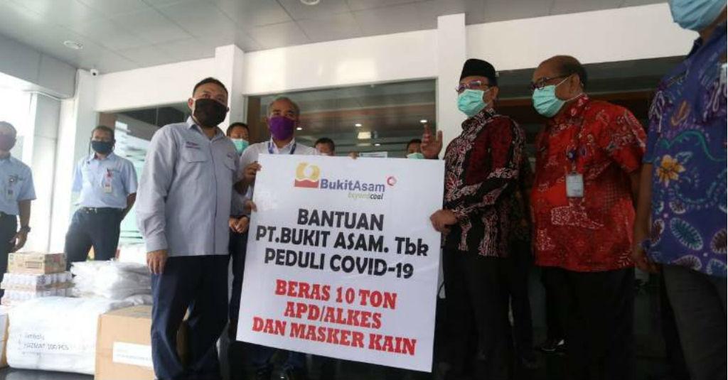 PT Bukit Asam Salurkan Bantuan Pangan dan APD