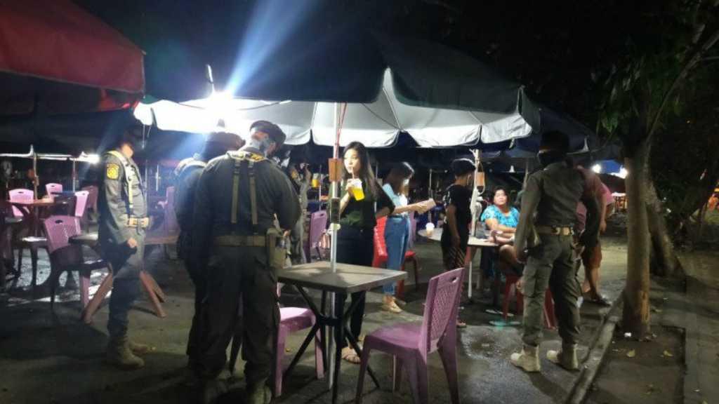 PSBB di Padang: Lapak Pengusaha Kuliner Masih Ramai Dikunjungi Warga