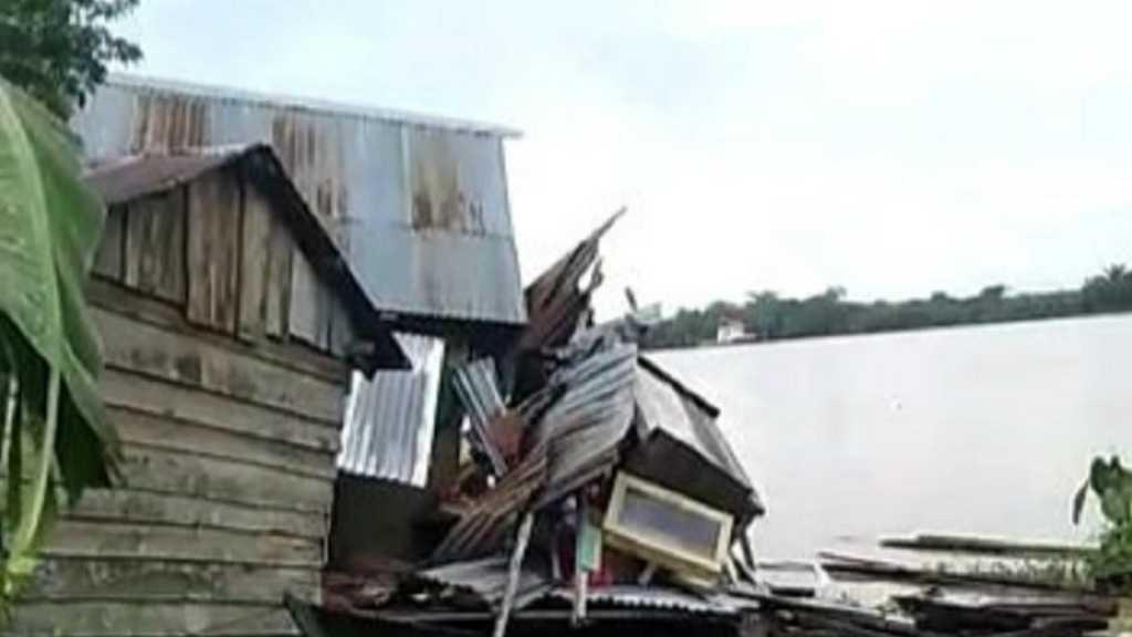 Bruk! 5 Rumah Warga di Pinggiran Sungai Batanghari Dihantam Kapal Tongkang