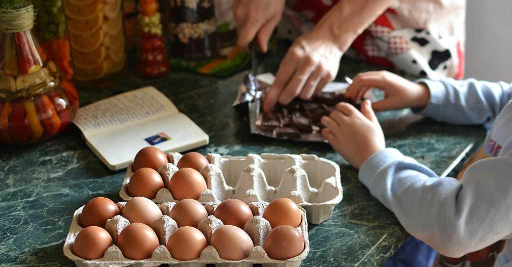 Ini Manfaatnya Ajak Anak Berkegiatan di Dapur