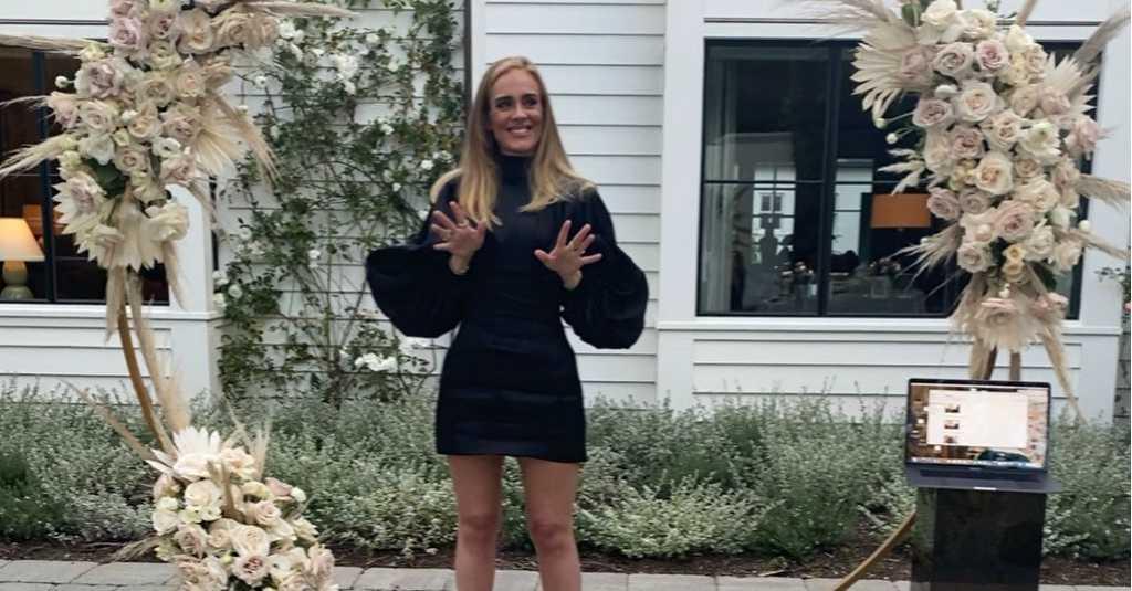 Gaun Hitam yang Dikenakan Adele di Unggahan Instagram-nya Ludes Terjual