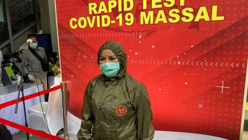 BIN Gunakan Helm Thermal KC Wearable saat Rapid Test di Stasiun MRT Blok M
