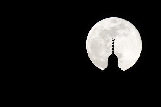 Foto Keindahan Pemandangan Supermoon di Belahan Dunia