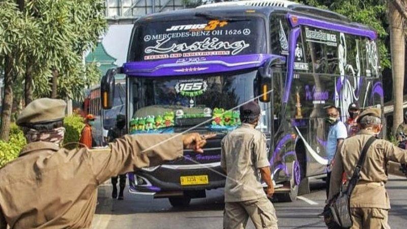 Nekat Melintas, Ribuan Kendaraan Pemudik Diputar Balik di Karawang