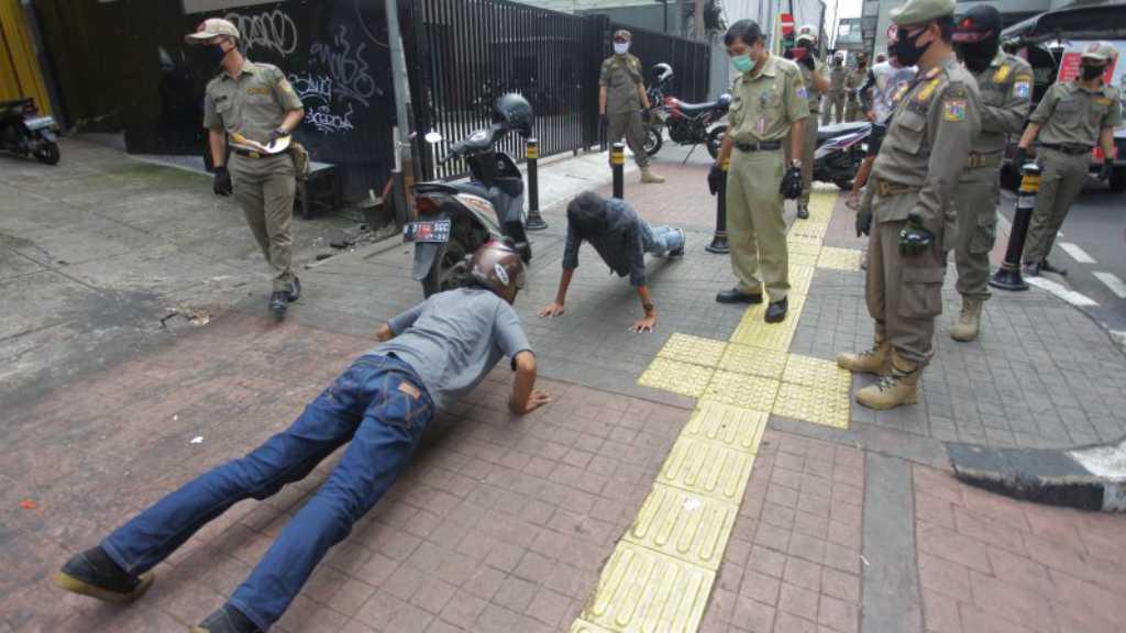 Siap-siap Dapat Rompi Oranye dan Sapu Jika Tidak Gunakan Masker di Jakarta