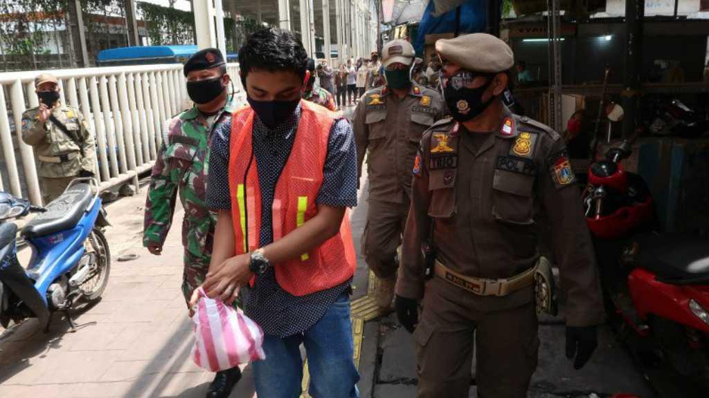 Kena Deh! Tak Pakai Masker Sama dengan Rompi Oranye dan Membersihkan Sampah