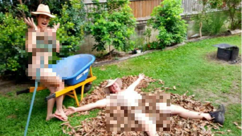 Foto Pasangan Ini Mendadak Viral Setelah Berkebun 'Naked' di Tengah Pandemi
