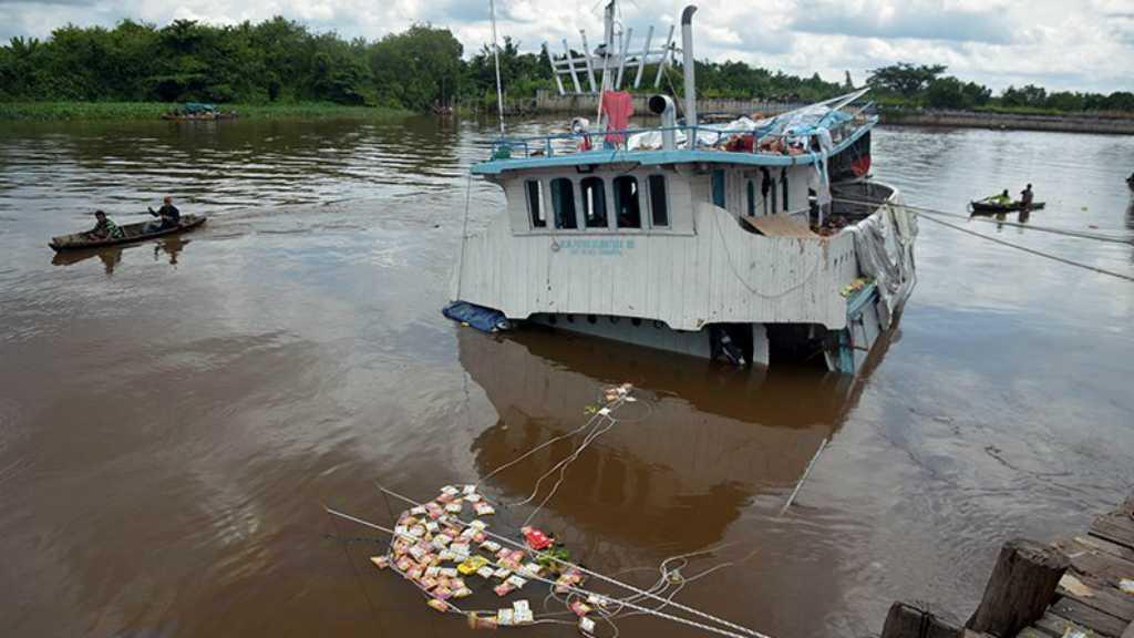 Kapal Motor Pengangkut Sembako Karam di Sungai Siak, Kerugian Capai Rp4 M