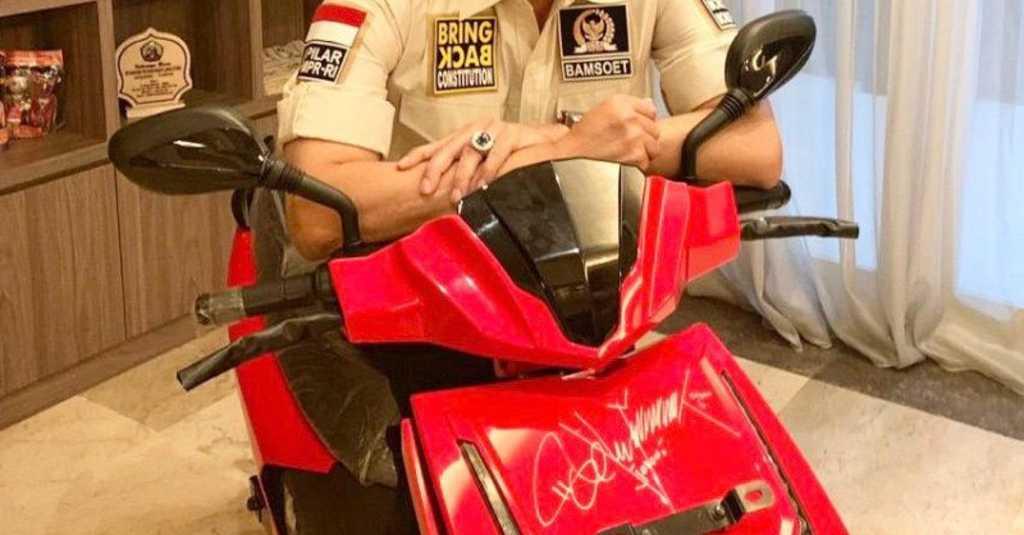 Motor Listrik Bertanda Tangan Jokowi Akan Dilelang di Konser Virtual Bimbo