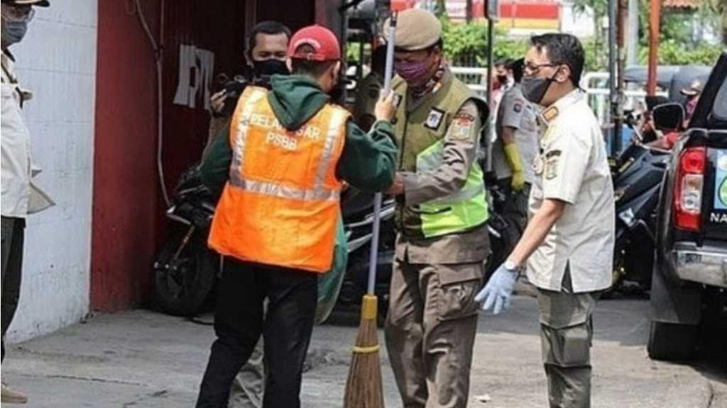 PSBB Fase Kedua, Pelanggar di Jalan Raya Bogor Disanksi Sapu Trotoar