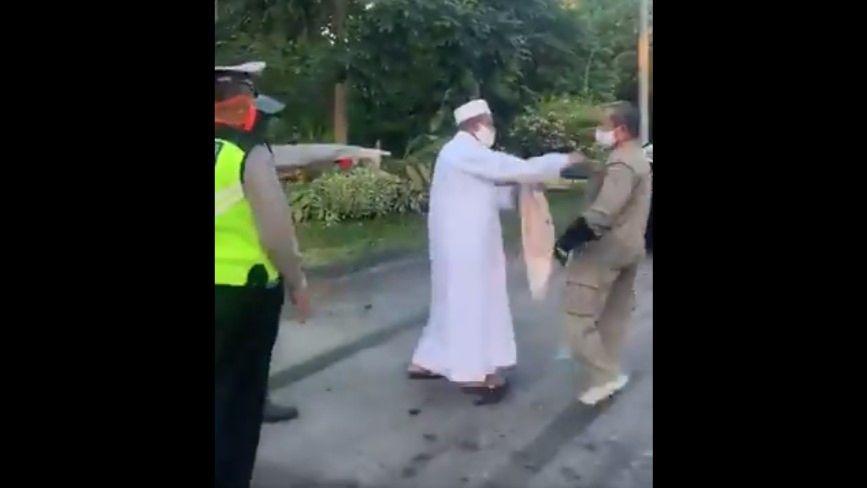 Viral Pria Bergamis Lawan Petugas Saat PSBB, Ini Penjelasan Polisi