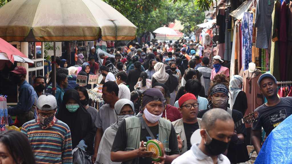 Ramai Warga Desakan di Pasar, Dedi Mulyadi: Beli Baju Lebaran Itu Istimewa