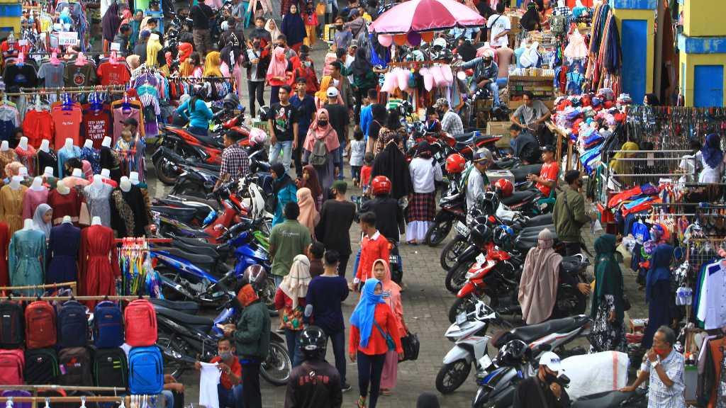 Kasus COVID-19 Melonjak Seiring Meningkatnya Aktivitas Sosial