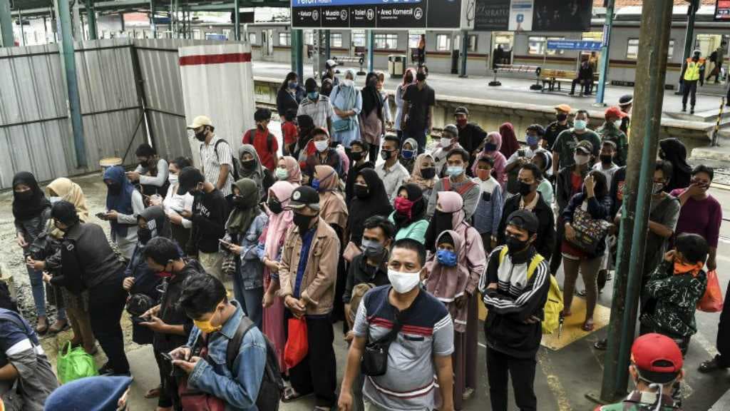 Welcome New Normal: Penumpang KRL Dilarang Bicara dan Telepon