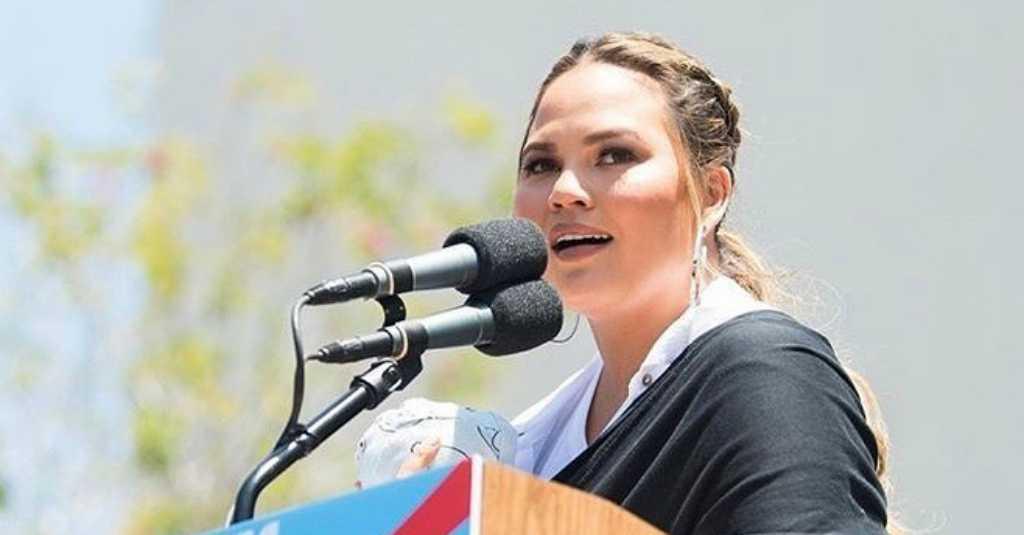 Chrissy Teigen Sumbangkan Uang untuk Bebaskan Pengunjuk Rasa Floyd