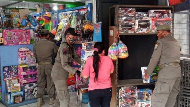 Saptol PP Tutup Puluhan Toko dan Kios Mainan Pasar Gembrong