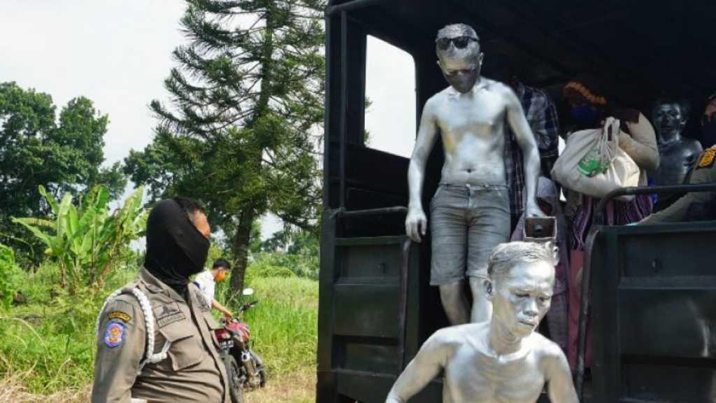 Cerita Manusia Silver Dibuat Keder oleh Satpol PP