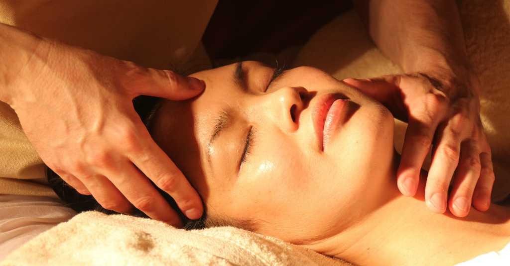 Redakan Sakit Kepala dengan Memijat Sebelum Minum Obat