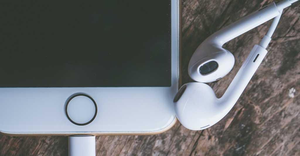 Cara Lindungi Pendengaran Anak Agar Aman Saat Gunakan Earphone
