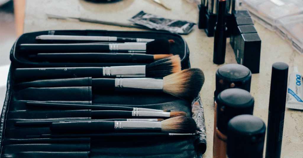 Ini yang Akan Terjadi Jika Kamu Malas Membersihkan Alat Rias