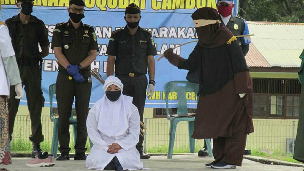 2 Pria dan 1 Wanita Jalani Hukuman Cambuk di Aceh