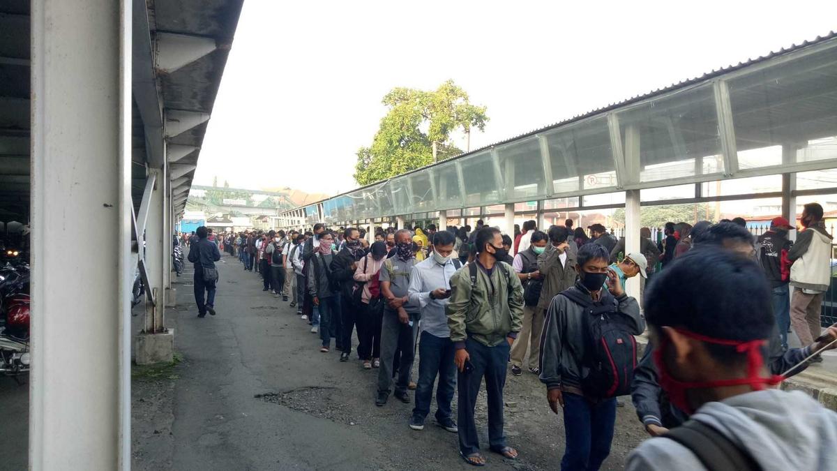 Foto Mengerikan Antrean Panjang di Stasiun Bogor, Sampai Memenuhi Parkiran!