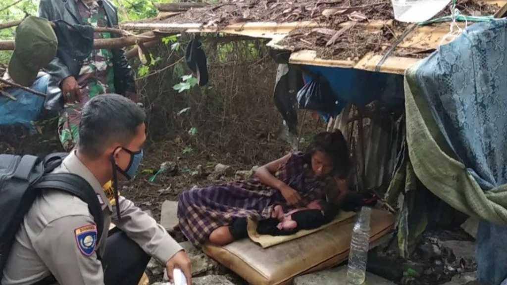 Kisah Wahati, Lahirkan Bayi di Semak-semak Cengkareng Saat Hujan Deras