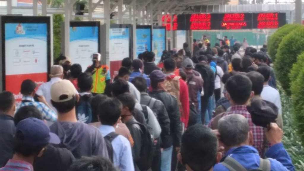 Cerita dari Stasiun Bogor, Ribuan Penumpang 'Dipaksa' Mengantre