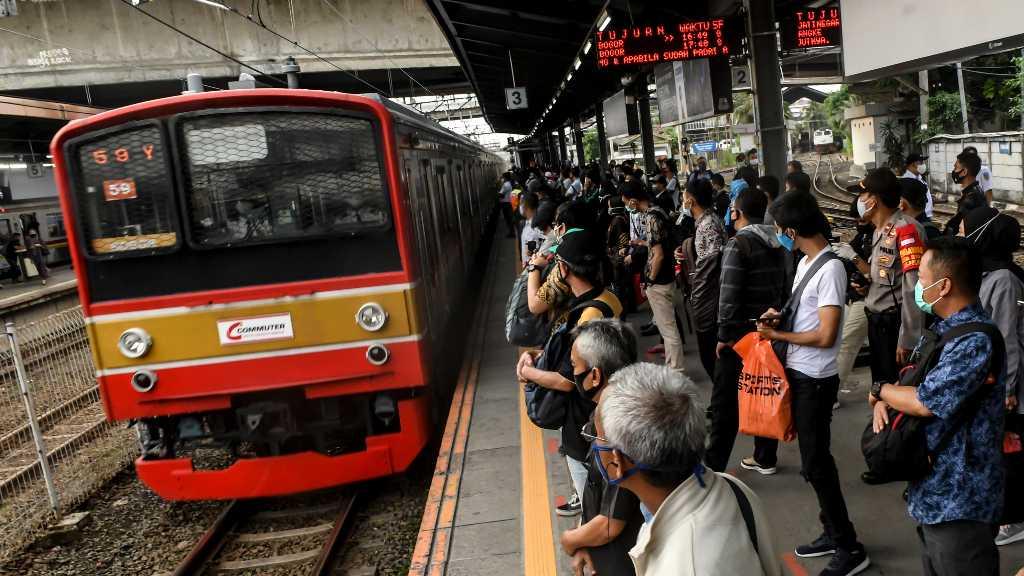 Aturan Dilonggarkan, KRL Tetap Batasi 74 Orang per Gerbong