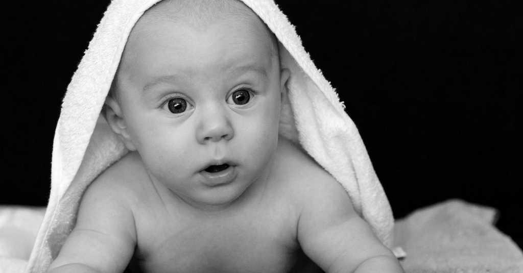 Benarkah, Tantangan TikTok Siram Air ke Bayi Berbahaya?