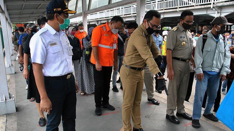 Anies Imbau Pengguna KRL Selalu Pakai Masker