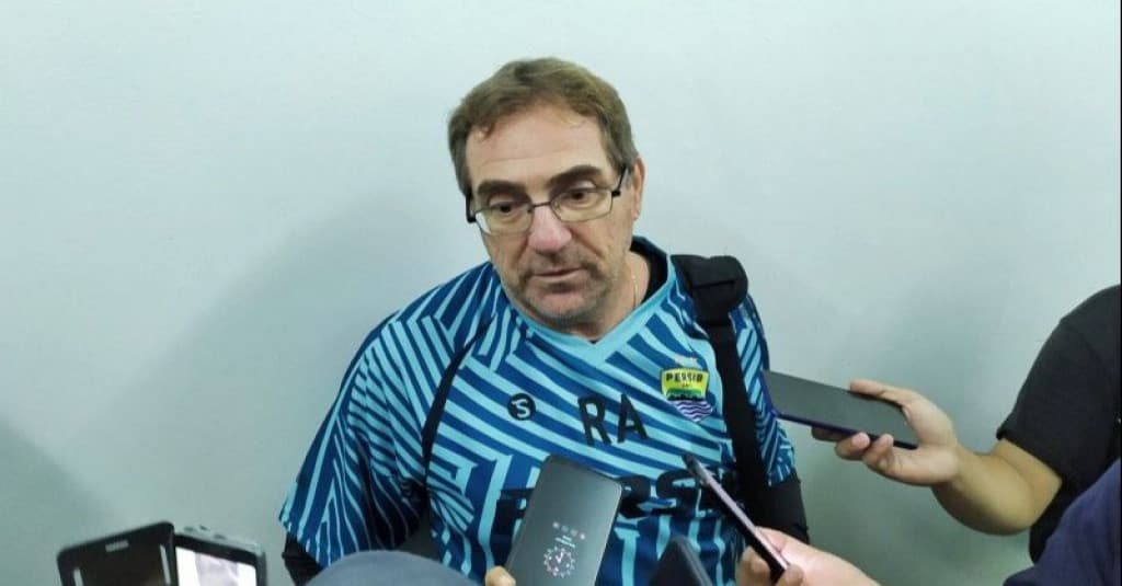 Sambil Tunggu Kelanjutan Liga, Pelatih Persib Fokus pada Program Latihan