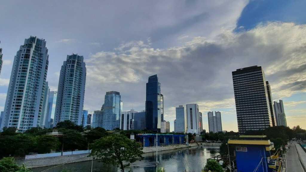 Warga Jakarta, Waspada Hujan Petir dan Angin Kencang Siang Ini