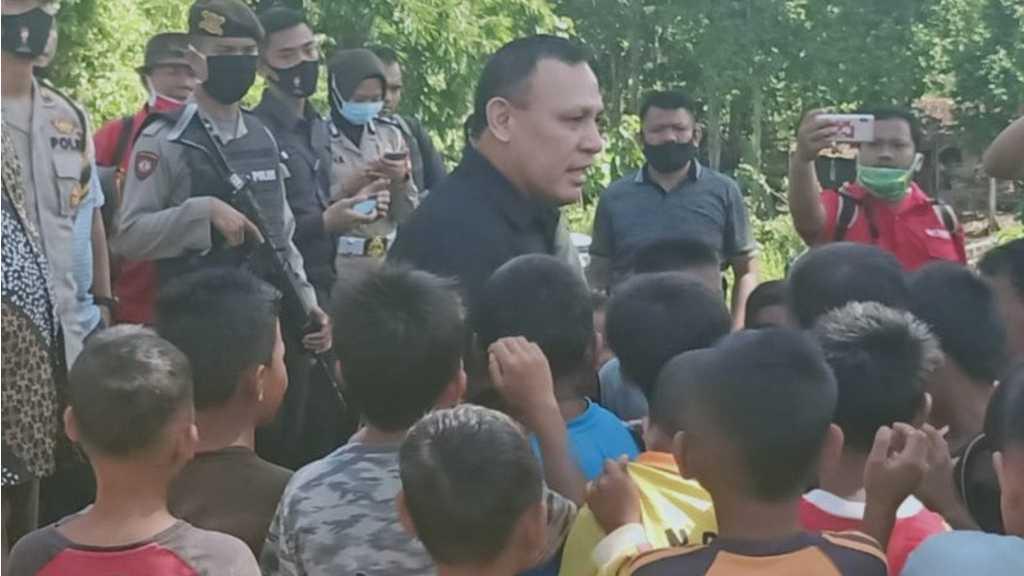 Temui Warga Tanpa Masker, Ketua KPK Firli Diadukan ke Dewas