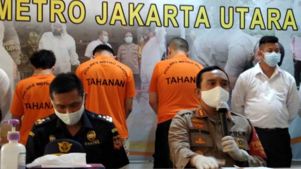 Dikira Aman, 2 Pemuda Nekat Nge-fly di Bahu Jalan Tol Tanjung Priok