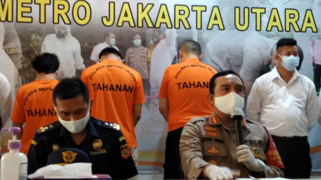 Dikira Aman, 2 Pemuda Nekat Nge-fly di Bahu Jalan Tol Tanjung Priok