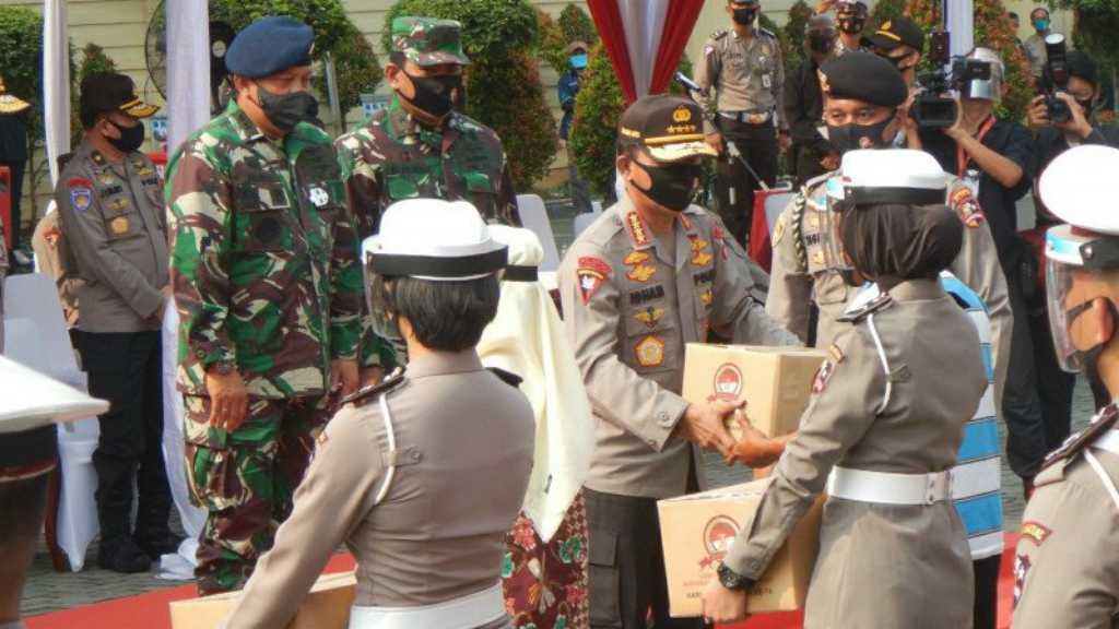 Polri-TNI Distribusikan 600 Ribu Sembako ke Masyarakat Terdampak COVID-19