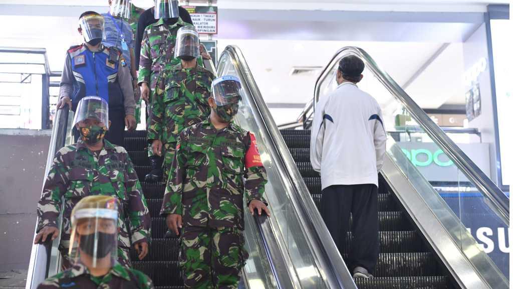 Pemerintah Indonesia Gunakan Pendekatan Militer untuk Tangani COVID-19?