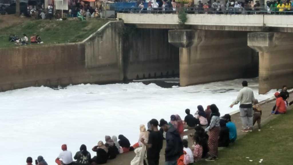 Ada 'Salju' Tutupi Sungai BKT Duren Sawit saat CFD