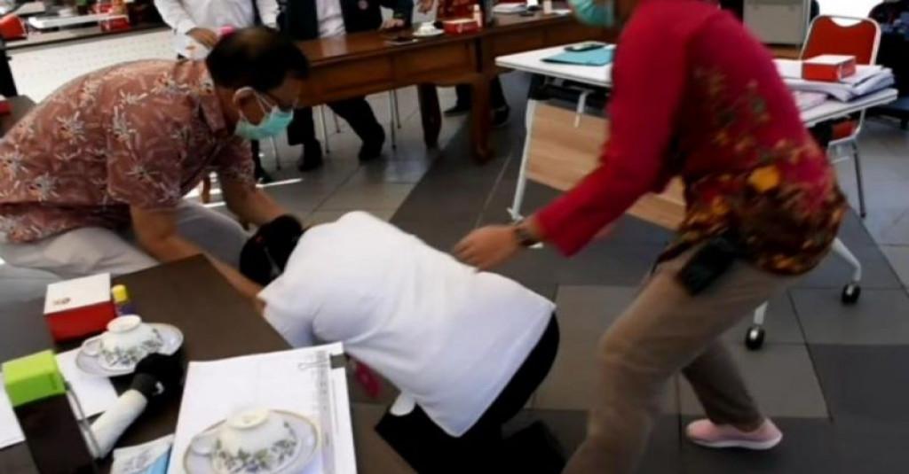 Komentar Ketua DPRD Surabaya Soal Aksi Sujud Risma saat Audiensi dengan IDI
