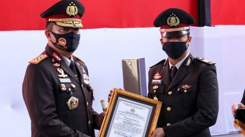 Seorang Polisi yang Tolak Laporan Anak ke Ibu Kandung Diberi Penghargaan