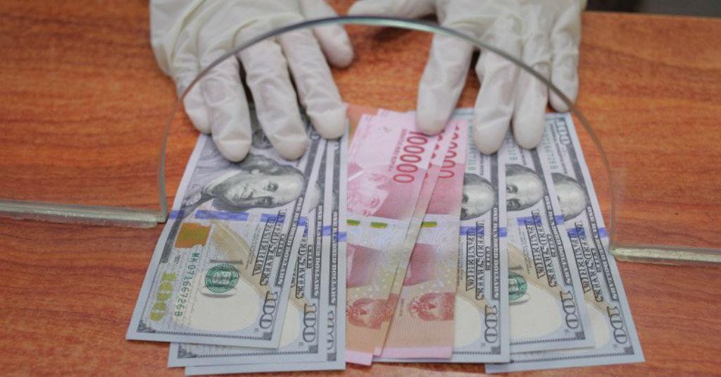 Rupiah Akhir Pekan Ditutup Melemah 14.523 per USD