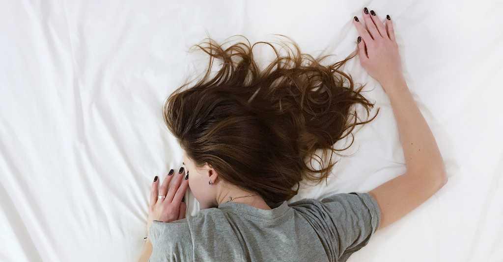 Benarkan Tidur dalam Keadaan Rambut Basah Bisa Sebabkan Flu?